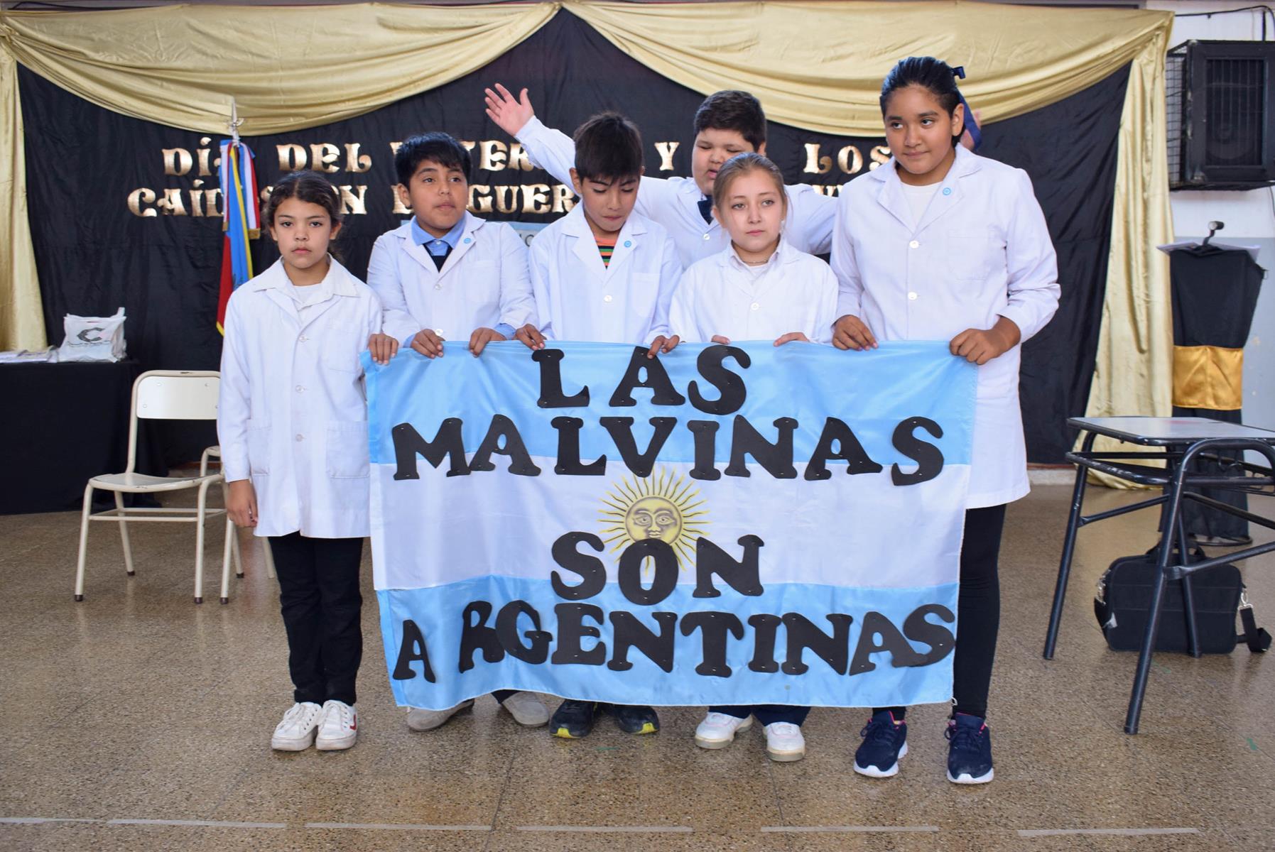 Junto a la comunidad educativa de la Escuela 243 la ministra de Educacion rindio homenaje a excombatientes de Malvinas1