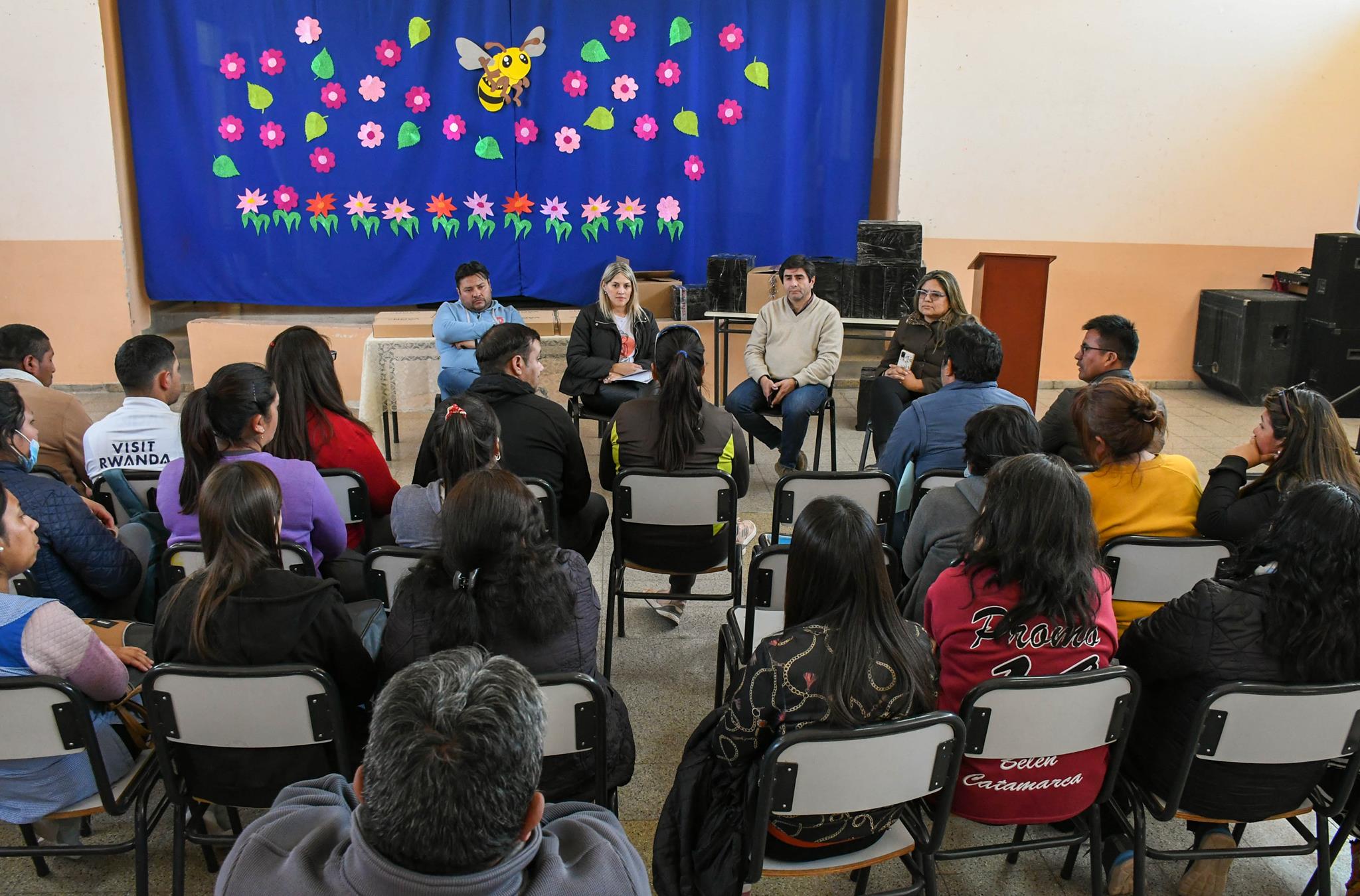 La ministra de Educacion se reunio con docentes de Hualfin y visito Farallon Negro