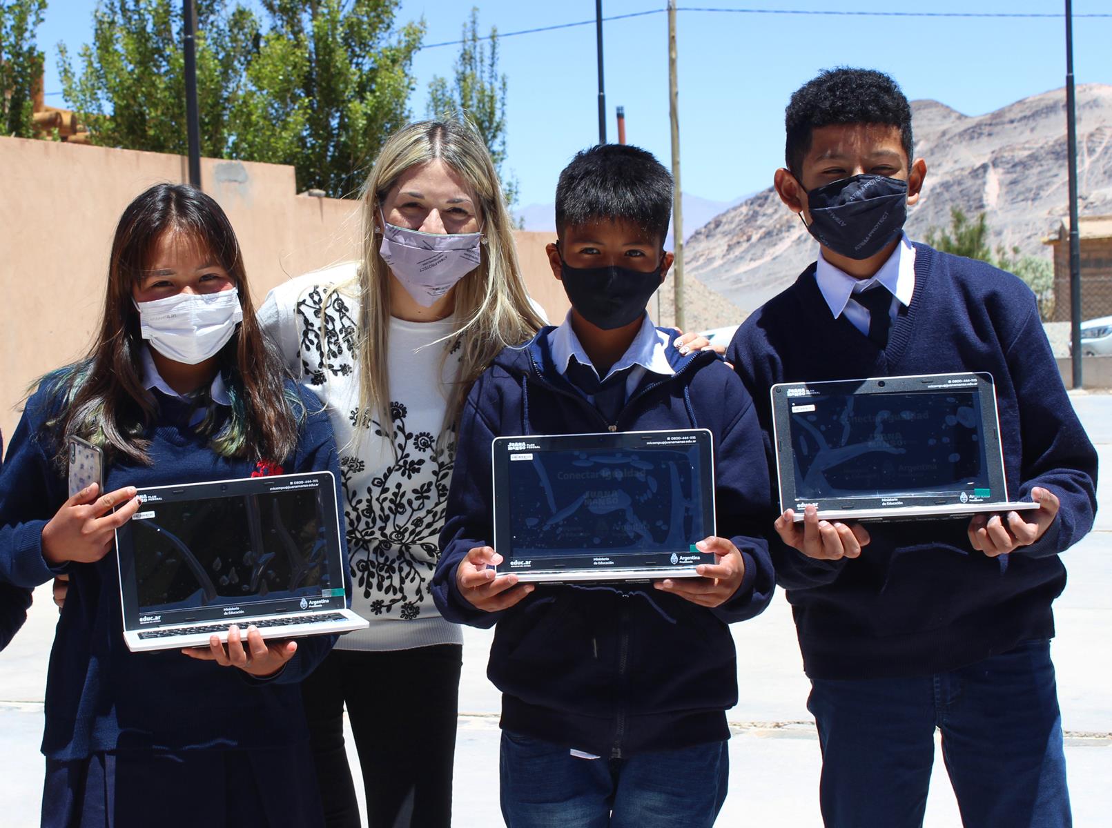 La ministra de educacion entrego netbooks a los alumnos de Antofagasta de la Sierra19