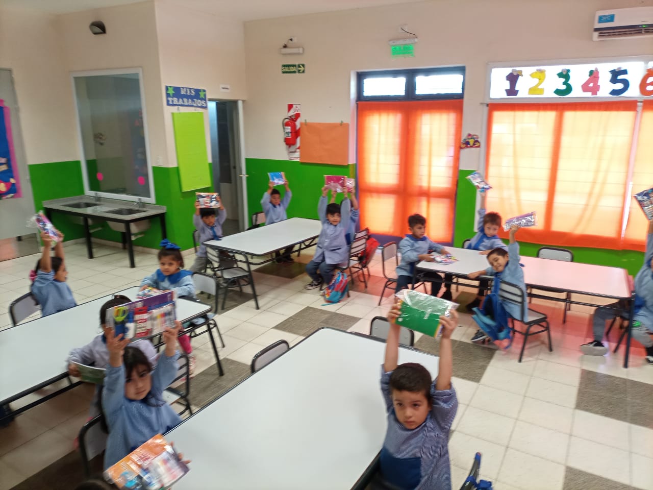 Ninos de salas de 5 anos recibieron sus kits escolares en toda la Provincia 2